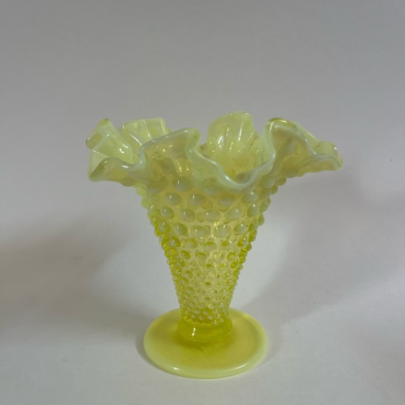 •Vintage Fenton Vase Topaz Yellow Hobnail Uranium Vase• - Picture 3 of 12